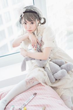 主播露出双乳挤奶水的视频